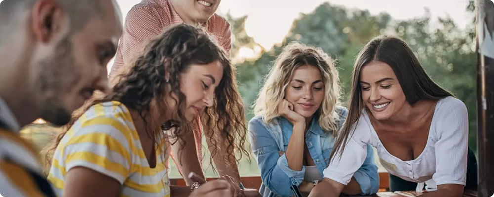 Immagine di un gruppo di persone in riunione
